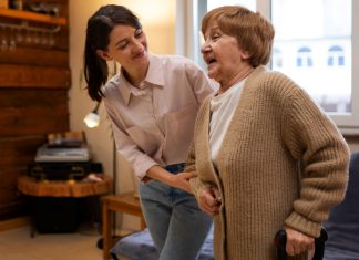 Association d’aide à la personne : quels services pour bien vieillir à domicile ?