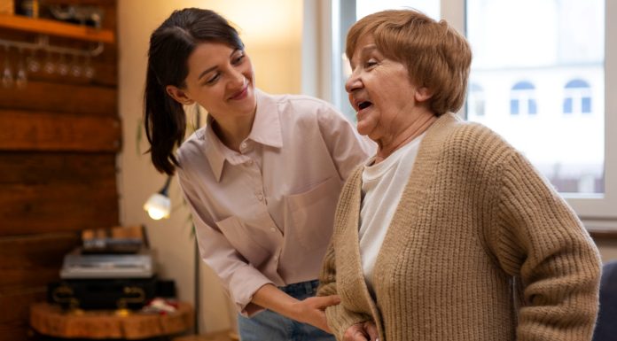 Association d’aide à la personne : quels services pour bien vieillir à domicile ?