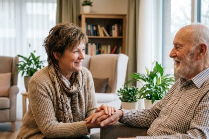 Femme aidant son père senior dans un salon chaleureux